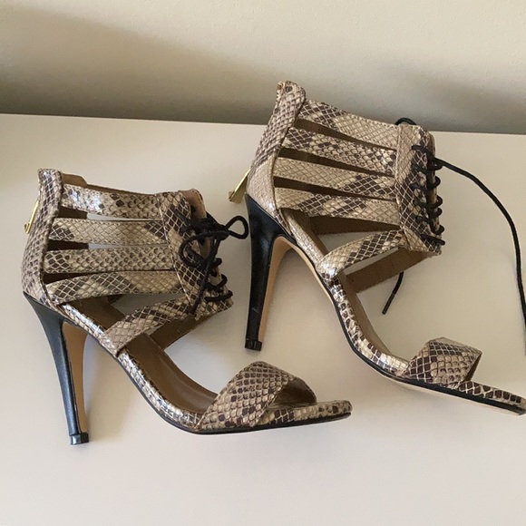Snake print heelsπ - Picture 3 of 7
